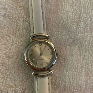 Simple white leather band quartz watch. Ladies. VGC